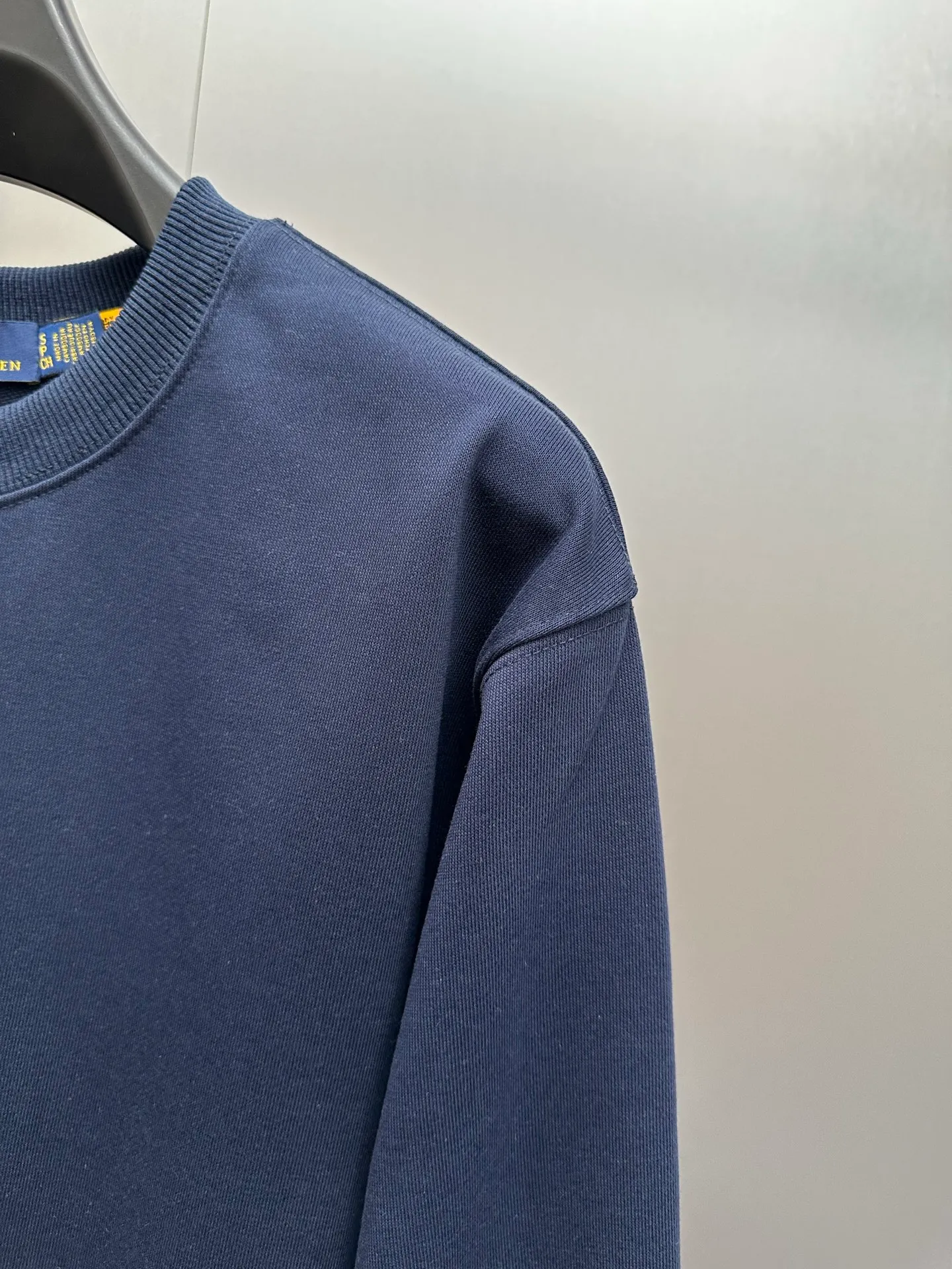 P250 RalphLauren/Ralph Lauren 2025 new autumn and winter bear letter printed terry sweatshirt Ralph Lauren's age-reducing item, the coat fabric is made of 60% cotton➕40% polyester, which not only retains the softness, comfort and breathability of cotton, but also adds the wear resistance and wrinkle resistance of polyester fiber, making the clothes more durable and easy to care for. Even in slightly cooler weather, you won't feel stuffy when wearing it. This kind of fabric has a natural crisp feel and is not easy to pill or deform. The bear on the chest is printed with English letters. It is full of color, full of three-dimensionality, and lifelike, adding a bit of liveliness and interest to the whole sweatshirt. There is no pressure to dress, regardless of age or gender. Complete accessories!  Color: Navy size: S M L XL